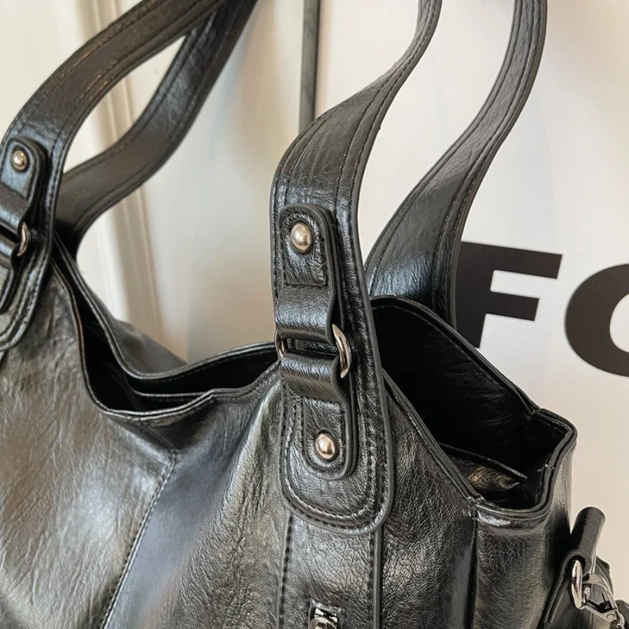 Axelväska dam crossbody med metalldetaljer och flera fack