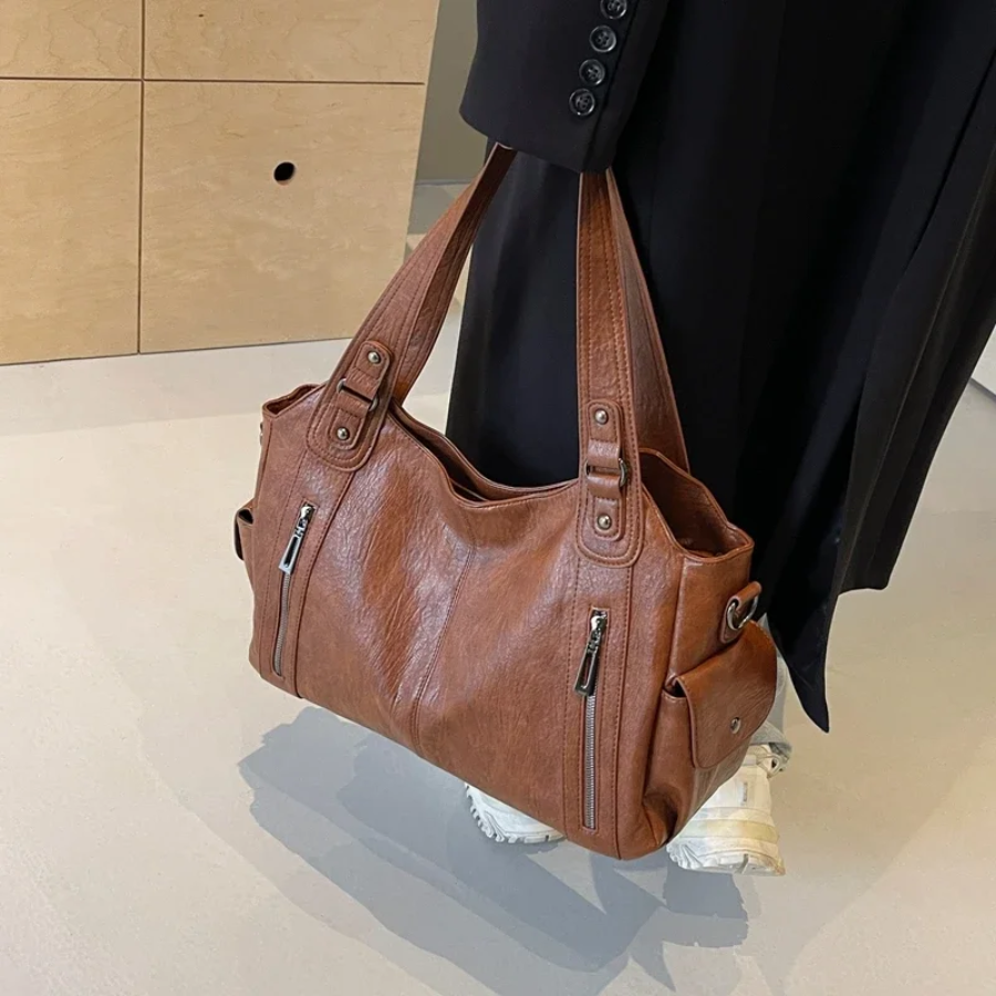 Axelväska dam crossbody med metalldetaljer och flera fack