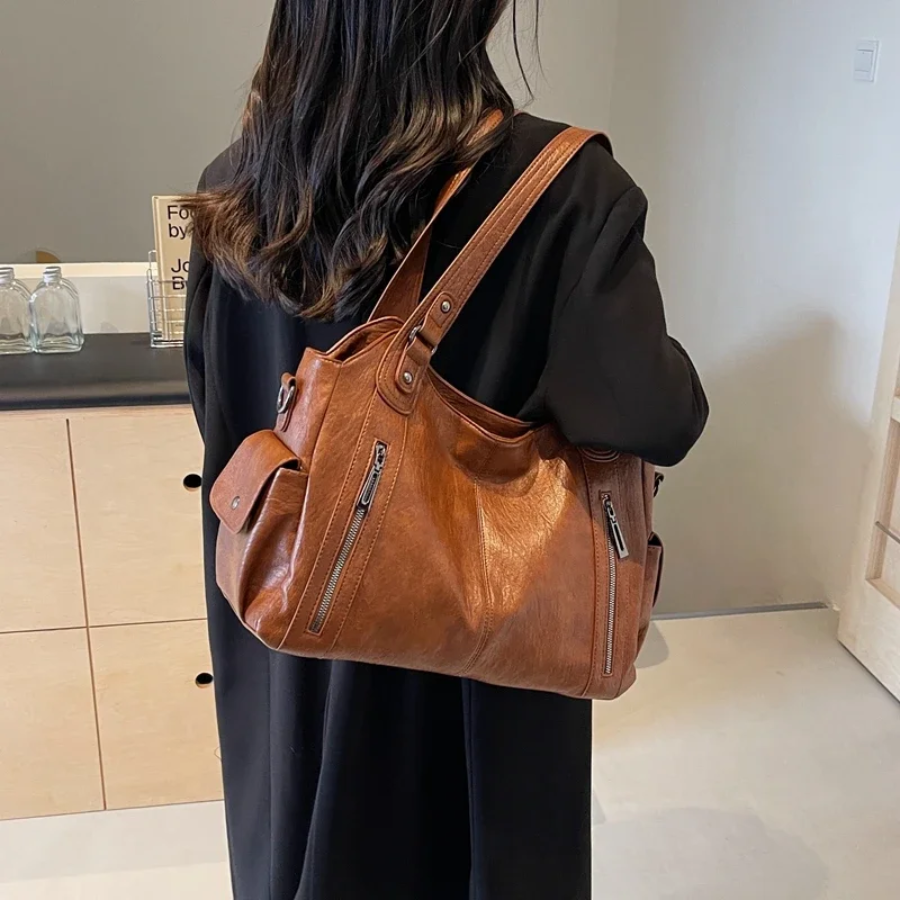 Axelväska dam crossbody med metalldetaljer och flera fack