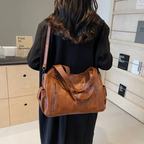 Axelväska dam crossbody med metalldetaljer och flera fack