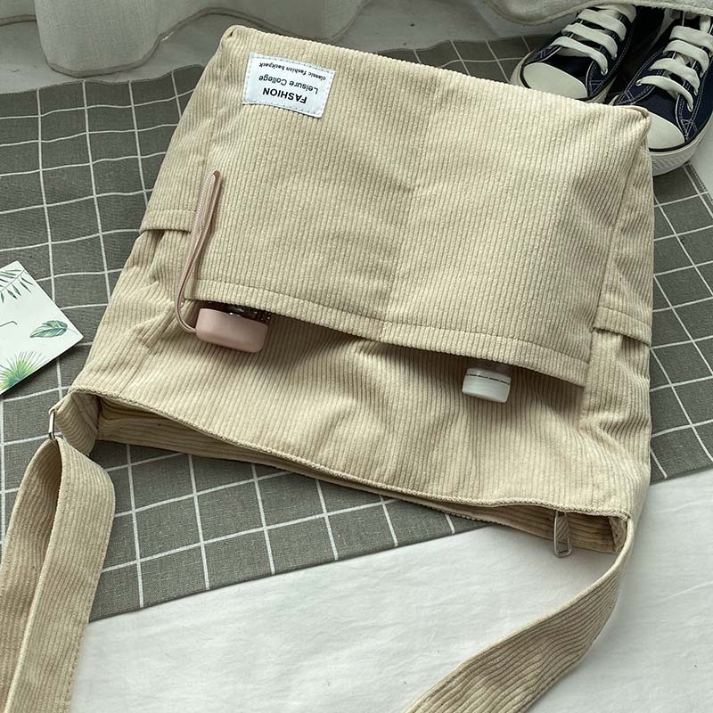 Crossbody väska dam i ribbad manchester med vintage stil och stort huvudfack