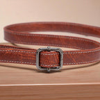 Handväska dam vintage präglad crossbody med justerbar axelrem