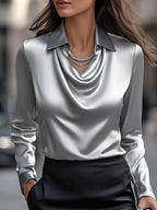 Blus dam i satin med drapering, cowlhals och långa ärmar