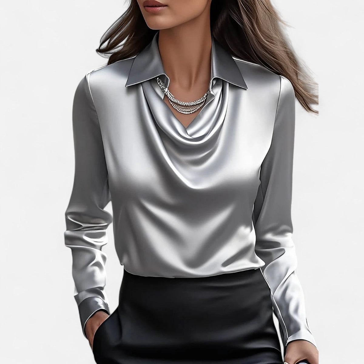 Blus dam i glansig satin med draperad halsringning och långa ärmar
