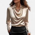Blus dam i glansig satin med draperad halsringning och långa ärmar