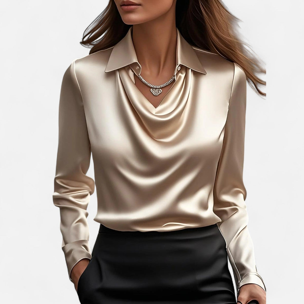Blus dam i glansig satin med draperad halsringning och långa ärmar