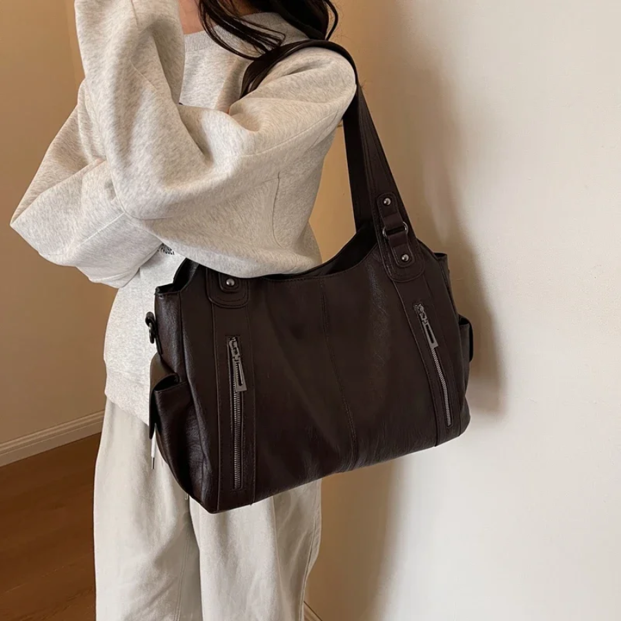 Axelväska dam crossbody med metalldetaljer och flera fack