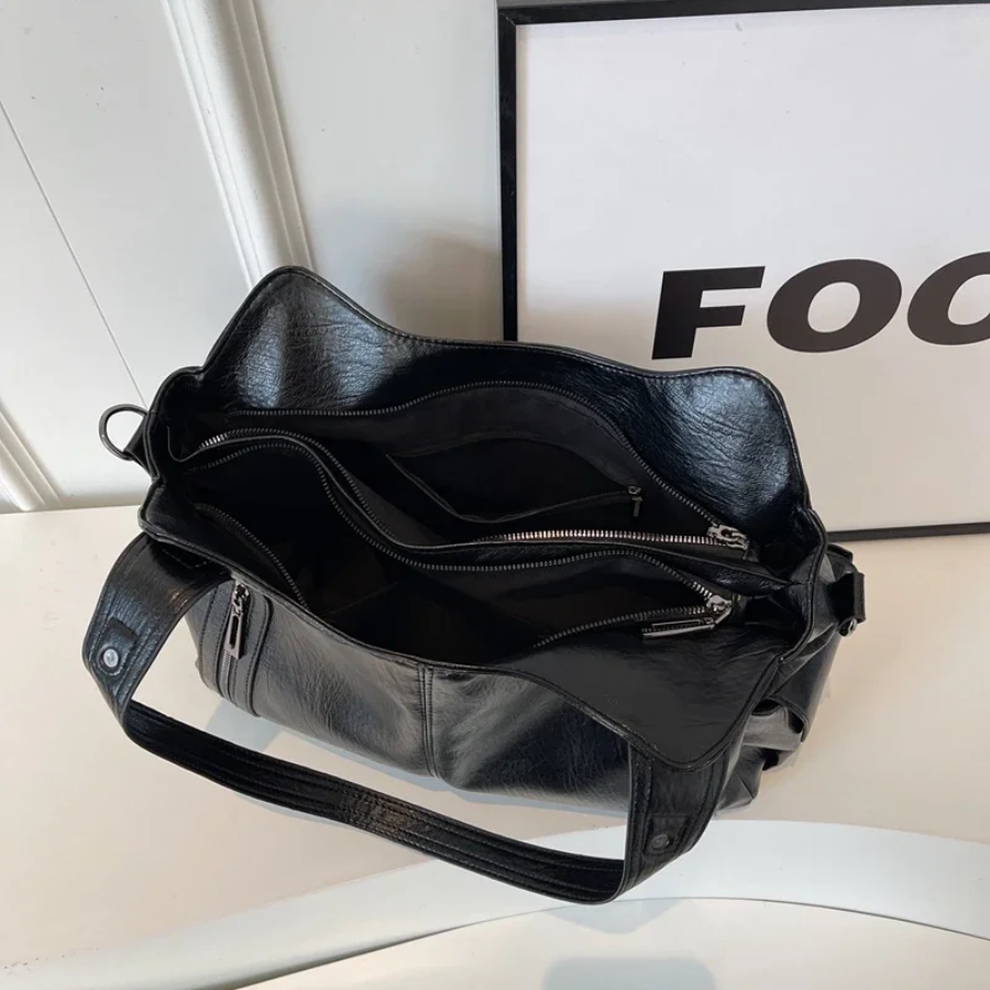 Axelväska dam crossbody med metalldetaljer och flera fack