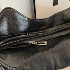 Axelväska dam crossbody med metalldetaljer och flera fack
