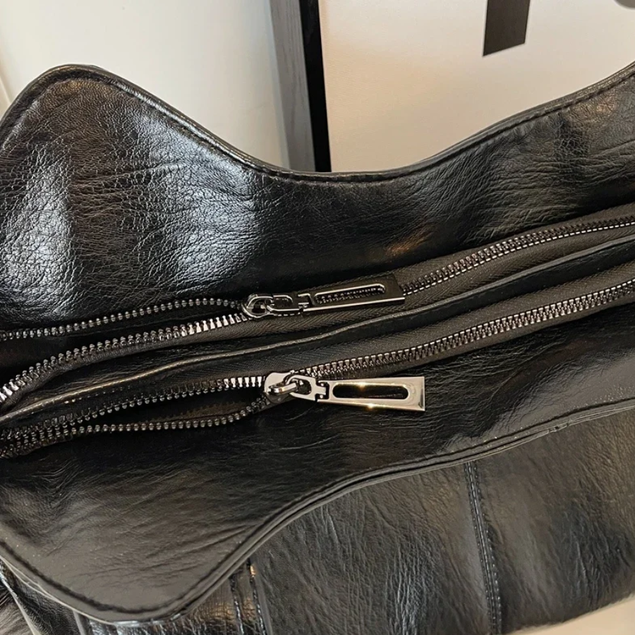 Axelväska dam crossbody med metalldetaljer och flera fack