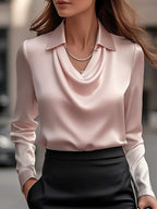 Blus dam i satin med drapering, cowlhals och långa ärmar