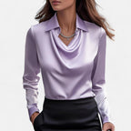 Blus dam i glansig satin med draperad halsringning och långa ärmar