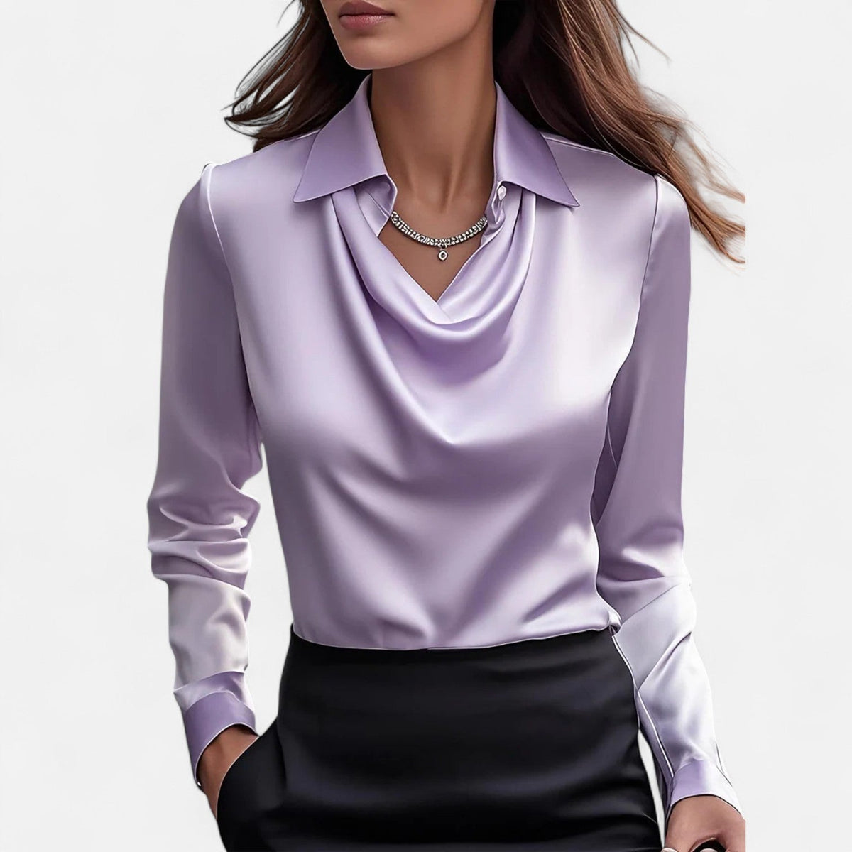Blus dam i glansig satin med draperad halsringning och långa ärmar