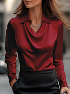Blus dam i satin med drapering, cowlhals och långa ärmar
