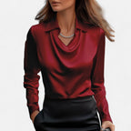 Blus dam i glansig satin med draperad halsringning och långa ärmar