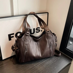 Axelväska dam crossbody med metalldetaljer och flera fack