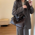 Axelväska dam crossbody med metalldetaljer och flera fack