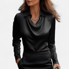 Blus dam i glansig satin med draperad halsringning och långa ärmar