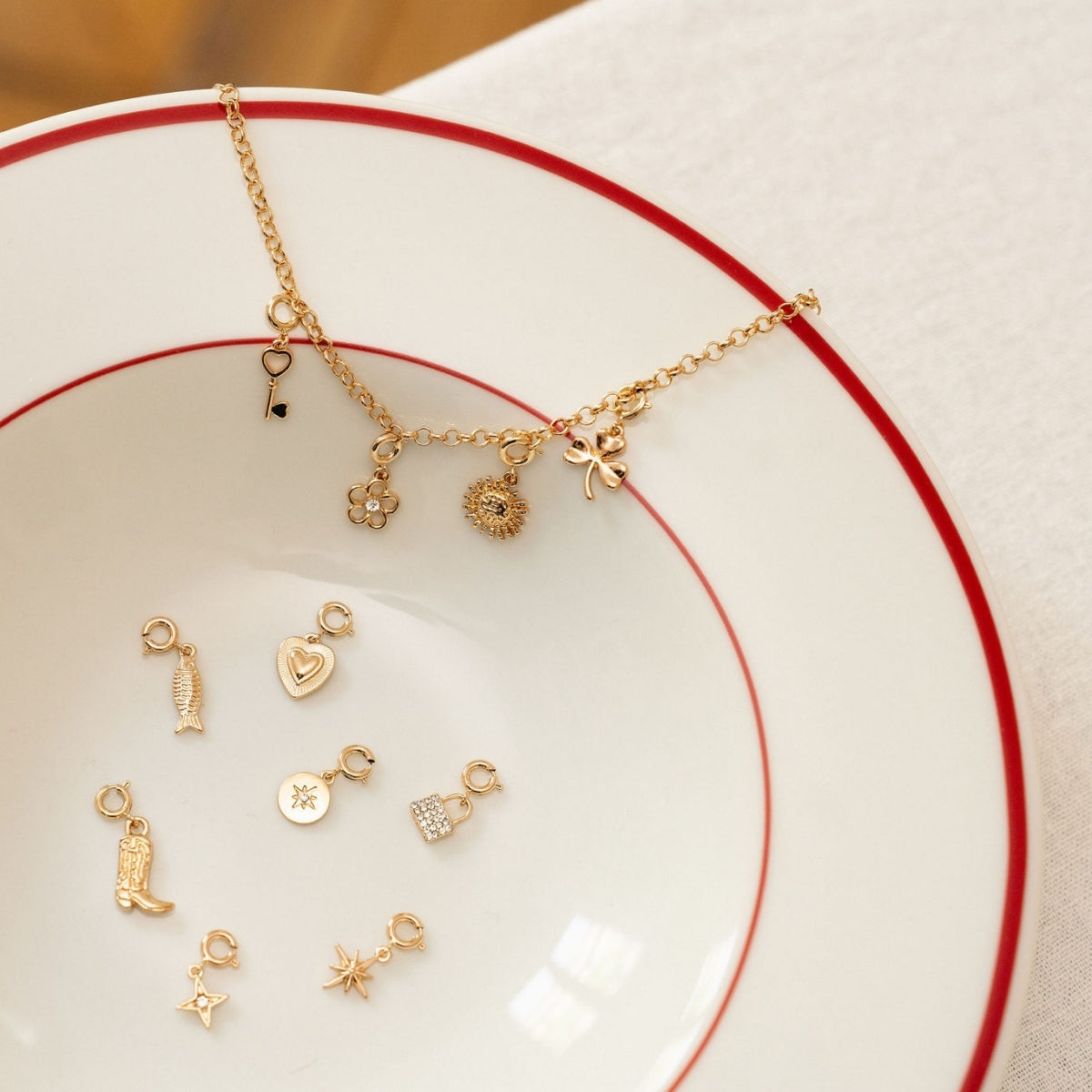 Julkalender berlockarmband med 12 löstagbara charms, guldfärgad kedja