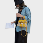 Handväska dam kompakt strukturerad med överhandtag, liten storlek