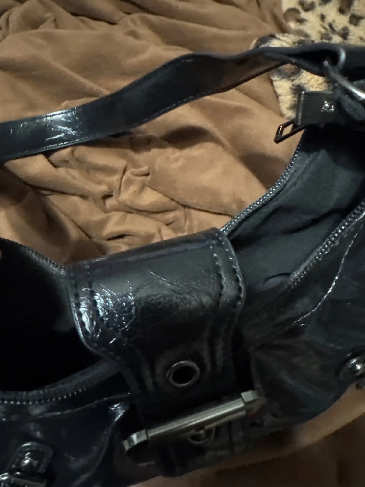 Axelväska dam retro moto med nitar och veckad halvmånform i enfärgad design