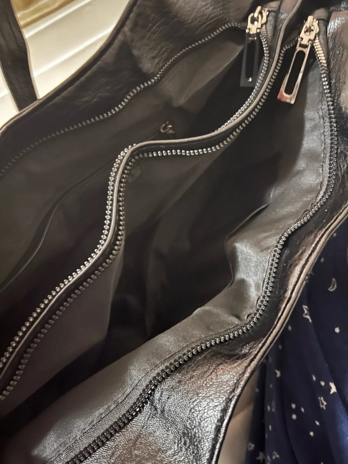 Crossbody väska dam med mjuk form och lång axelrem
