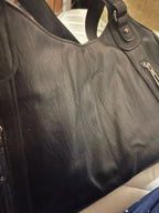 Crossbody väska dam med mjuk form och lång axelrem