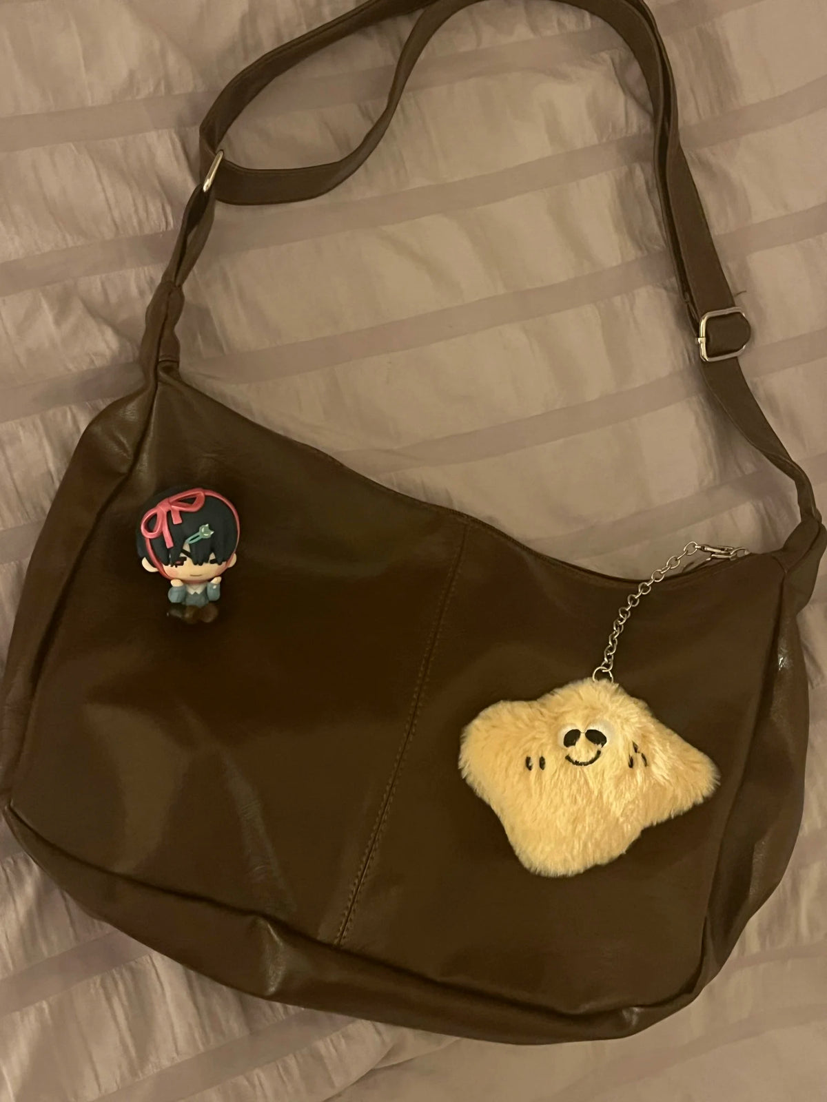 Crossbody väska dam med stor kapacitet, innerfack och axelrem