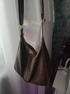Crossbody väska dam med stor kapacitet, innerfack och axelrem