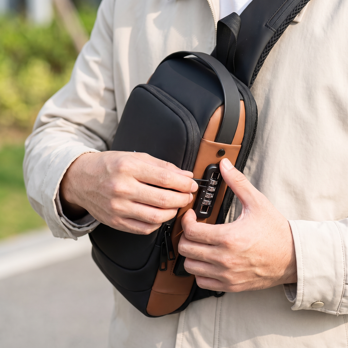 Crossbody väska dam stöldskyddad med kombinationslås och dolda dragkedjor