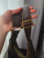 Crossbody väska dam med stor kapacitet, innerfack och axelrem