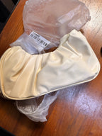 Axelväska dam plisserad hobo med mjuk dumplingdesign i svart