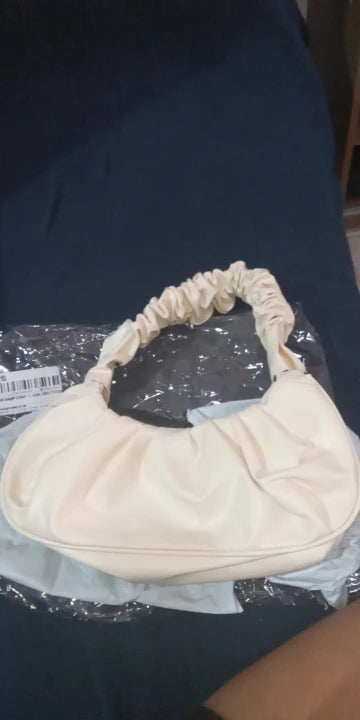 Axelväska dam plisserad hobo med mjuk dumplingdesign i svart