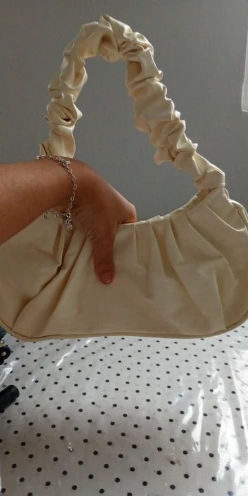 Axelväska dam plisserad hobo med mjuk dumplingdesign i svart