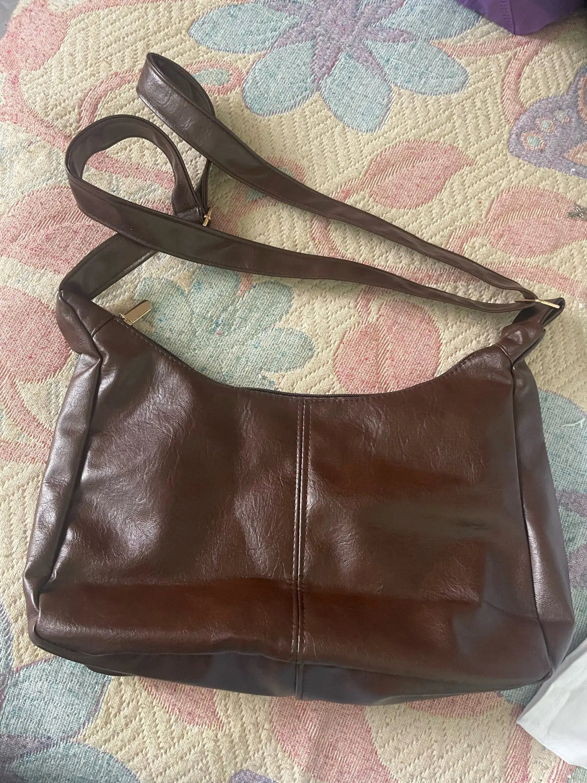 Crossbody väska dam med stor kapacitet, innerfack och axelrem