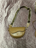 Crossbody väska dam vintage liten sadelväska med bred axelrem