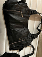Crossbody väska dam med mjuk form och lång axelrem