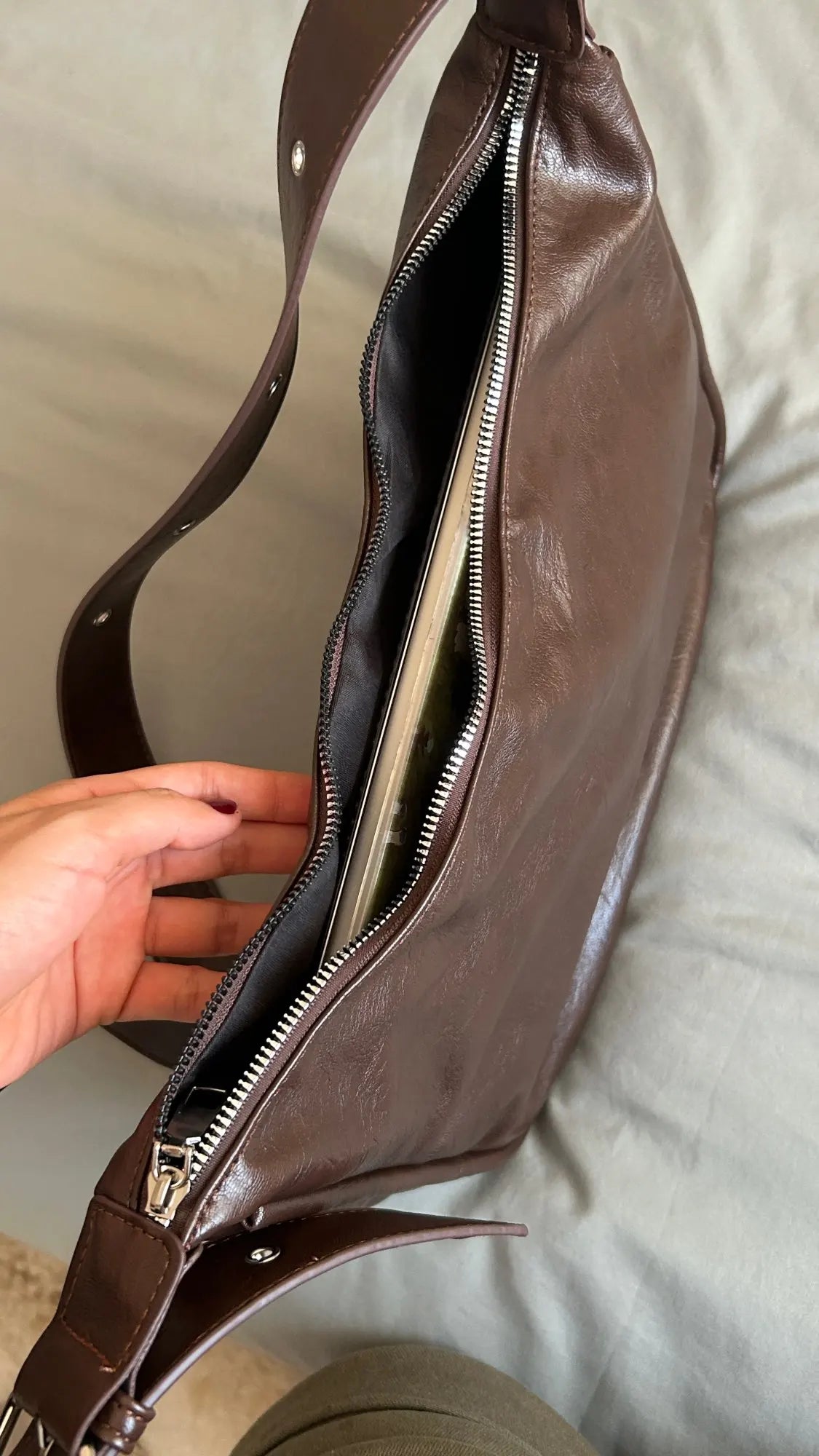 Crossbody väska dam med stor kapacitet, innerfack och axelrem