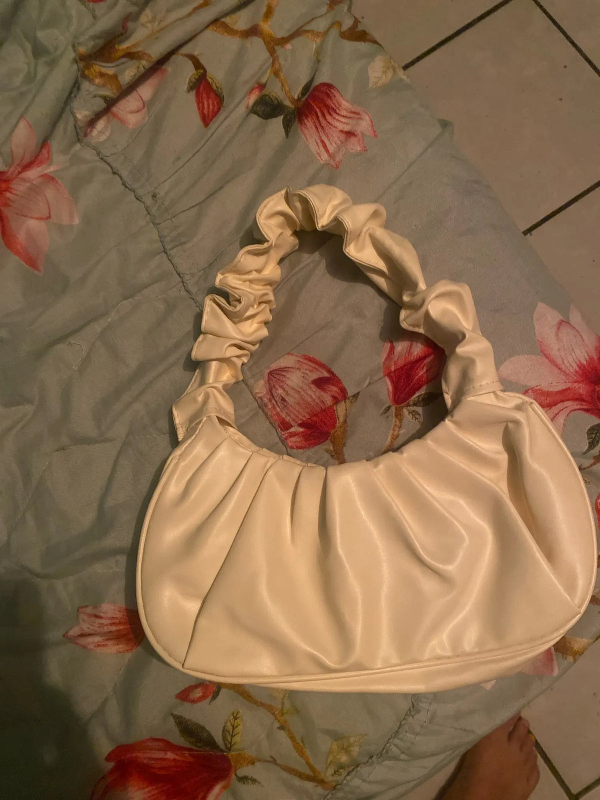 Axelväska dam plisserad hobo med mjuk dumplingdesign i svart