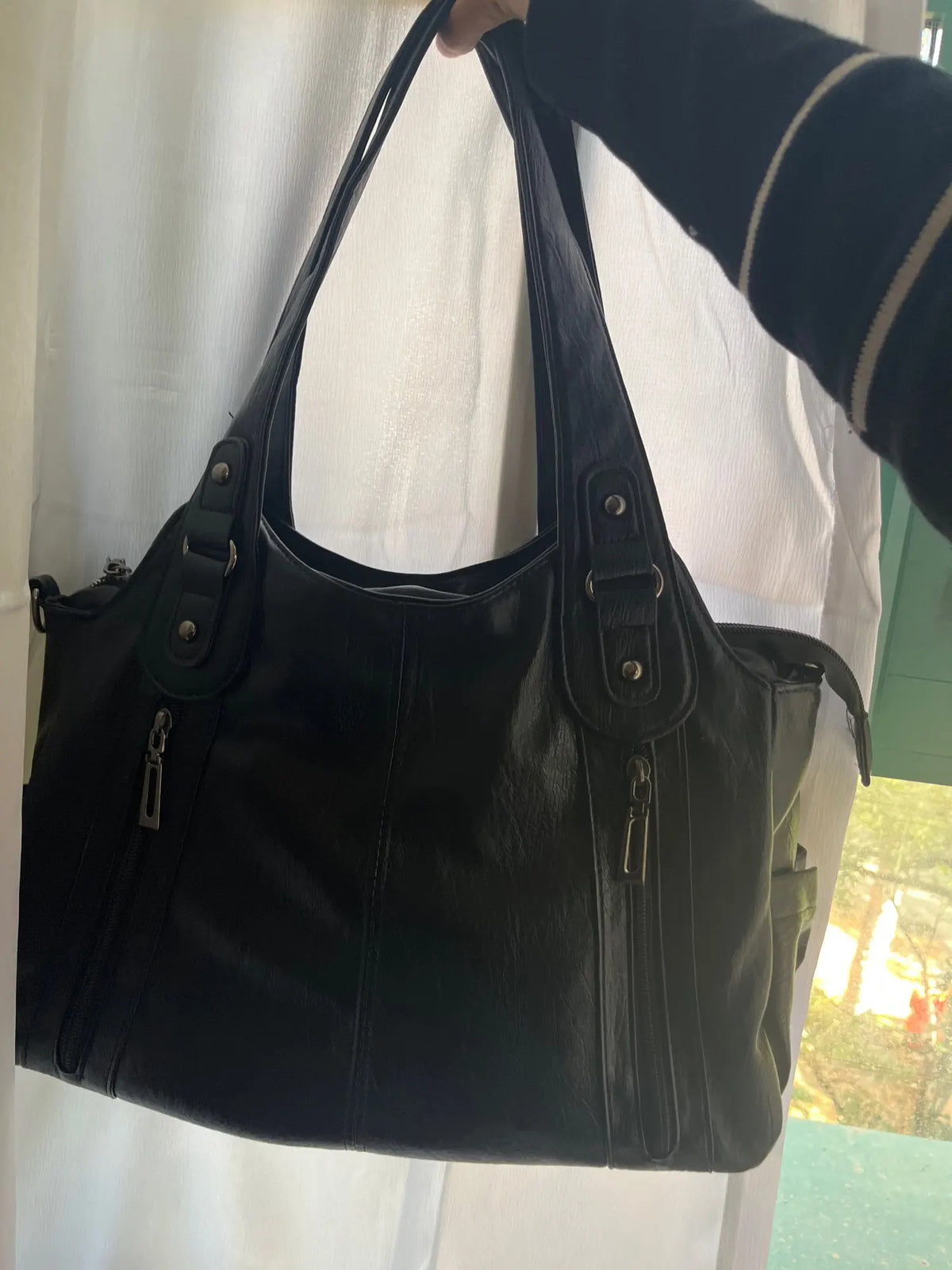 Crossbody väska dam med mjuk form och lång axelrem