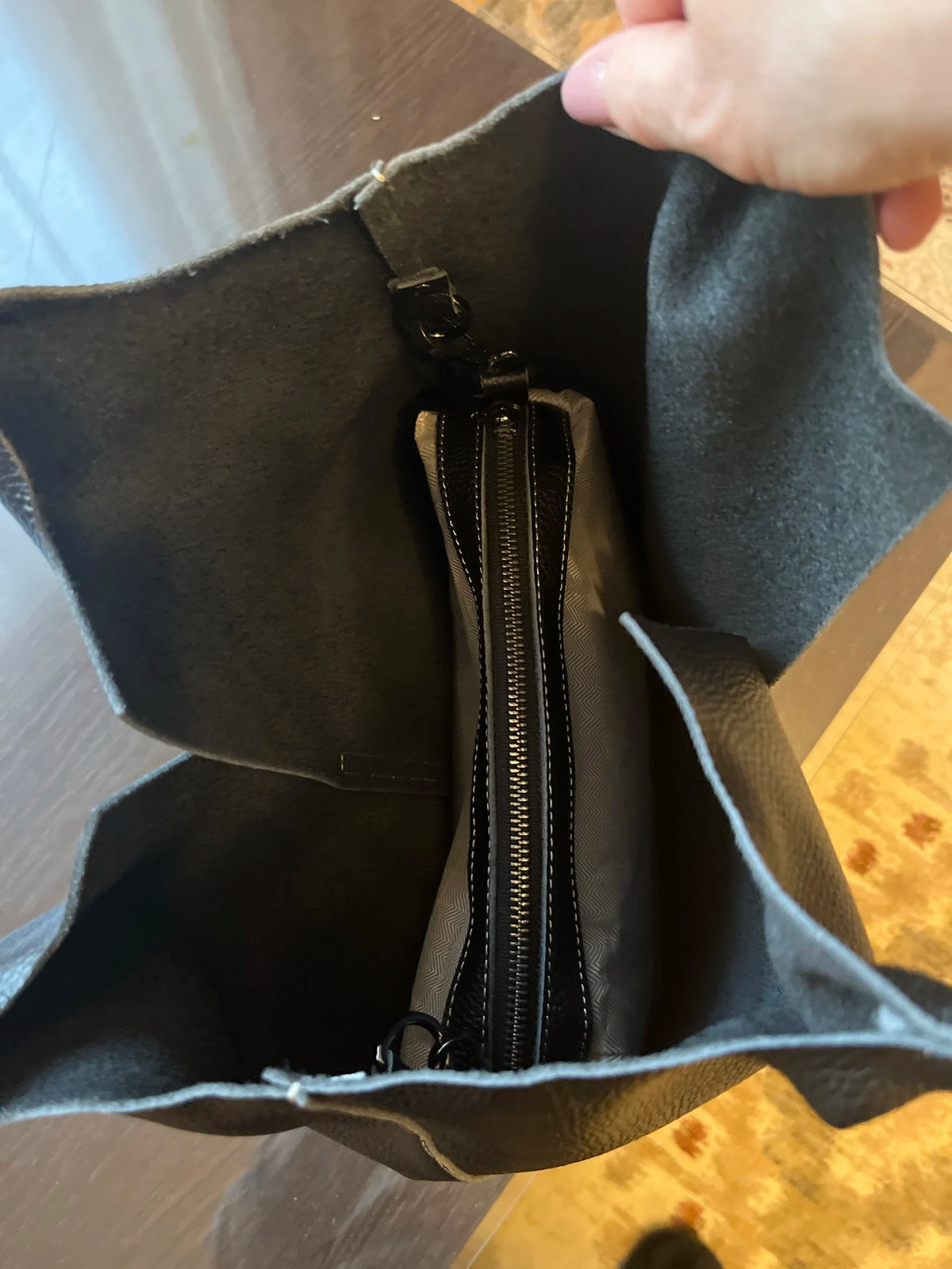Axelväska dam i äkta läder, stor modell med mjuk kohud och dragkedja