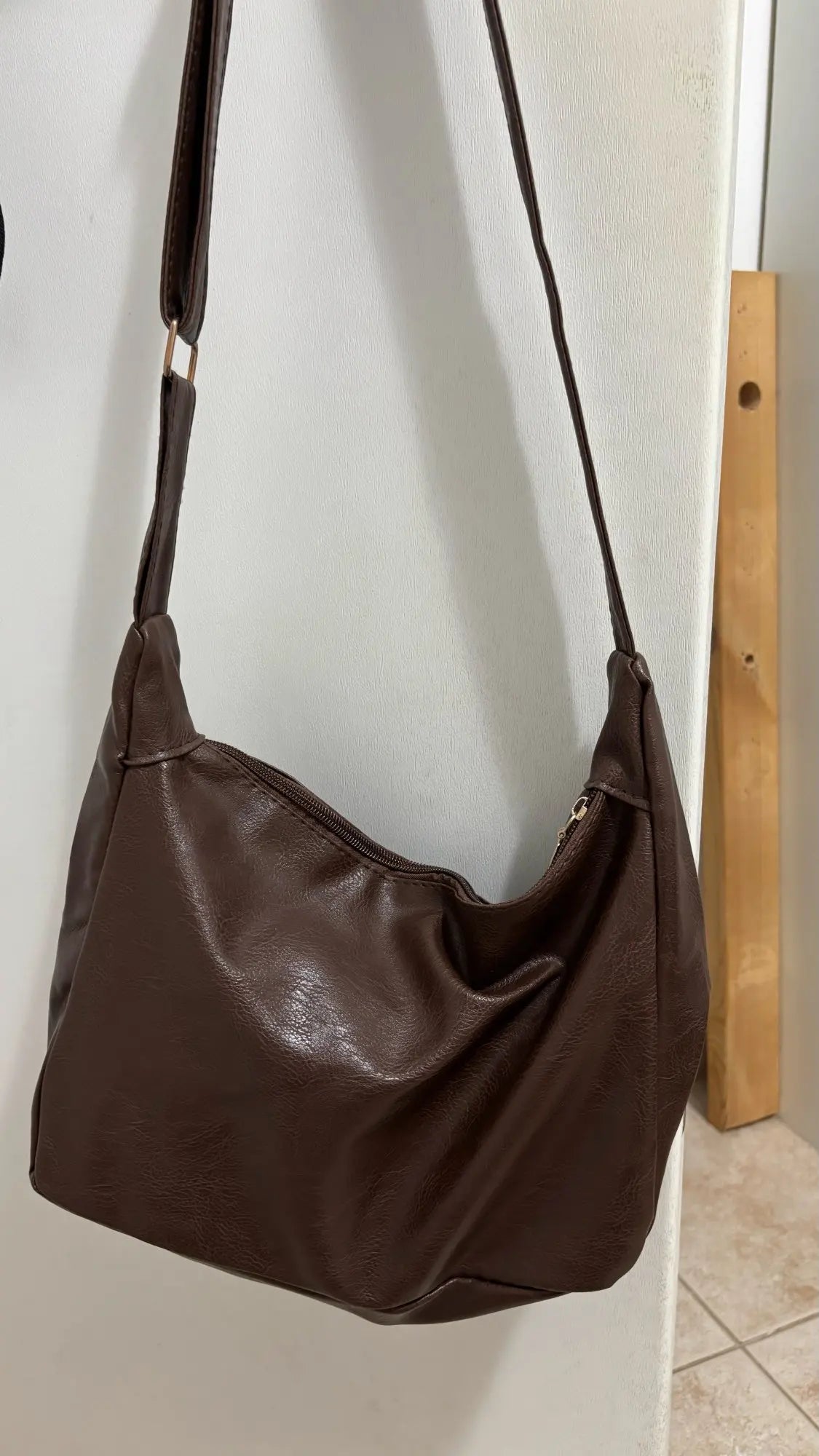 Crossbody väska dam med stor kapacitet, innerfack och axelrem
