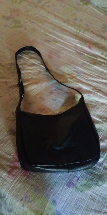 Crossbody väska dam med stor kapacitet, innerfack och axelrem