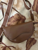 Crossbody väska dam vintage liten sadelväska med bred axelrem