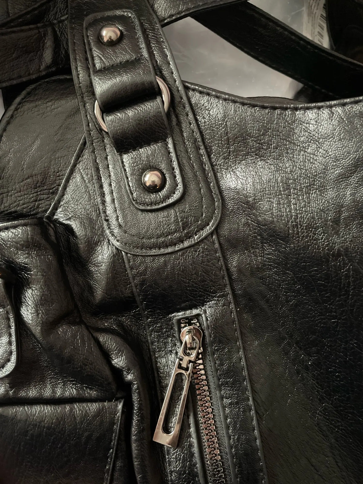 Crossbody väska dam med mjuk form och lång axelrem