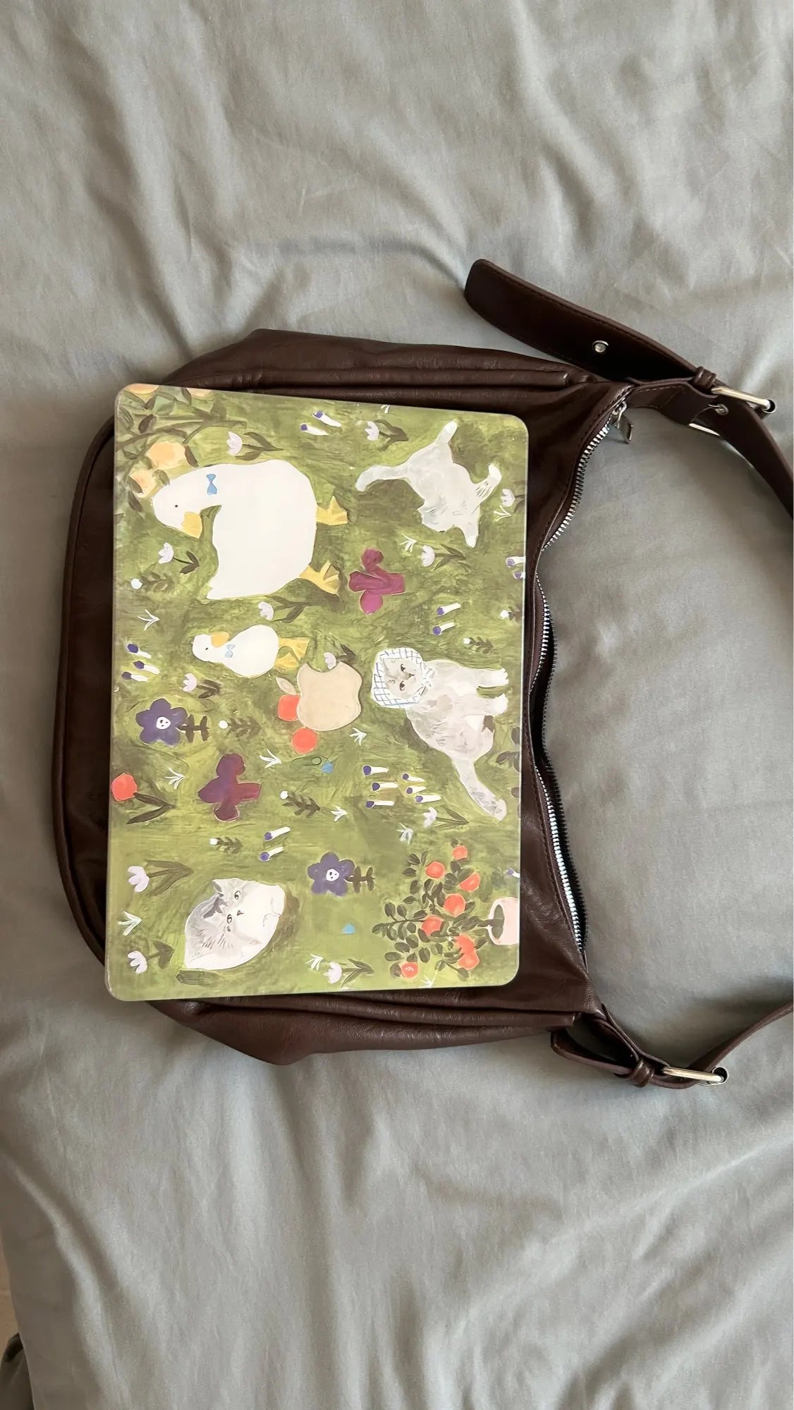 Crossbody väska dam med stor kapacitet, innerfack och axelrem