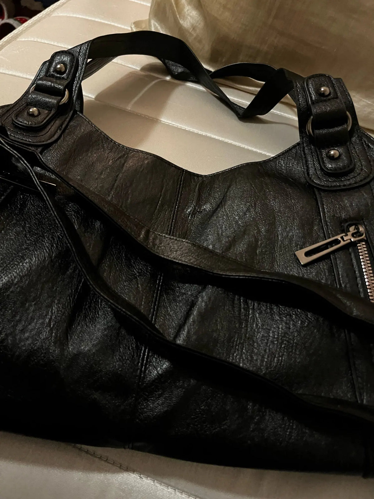 Crossbody väska dam med mjuk form och lång axelrem