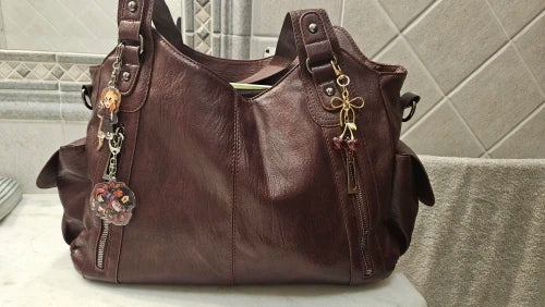 Crossbody väska dam med mjuk form och lång axelrem