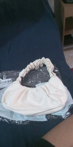 Axelväska dam plisserad hobo med mjuk dumplingdesign i svart