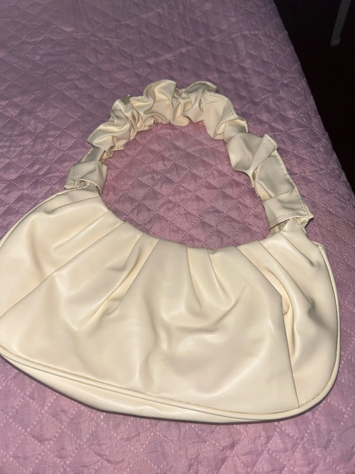 Axelväska dam plisserad hobo med mjuk dumplingdesign i svart